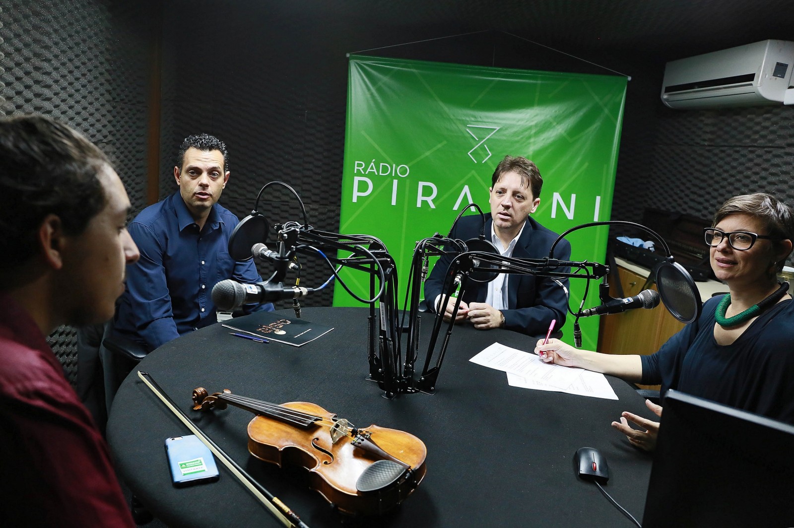 O maestro Evandro Matté, o superintendente Araquém Idiart e o aluno Dhouglas participaram do programa