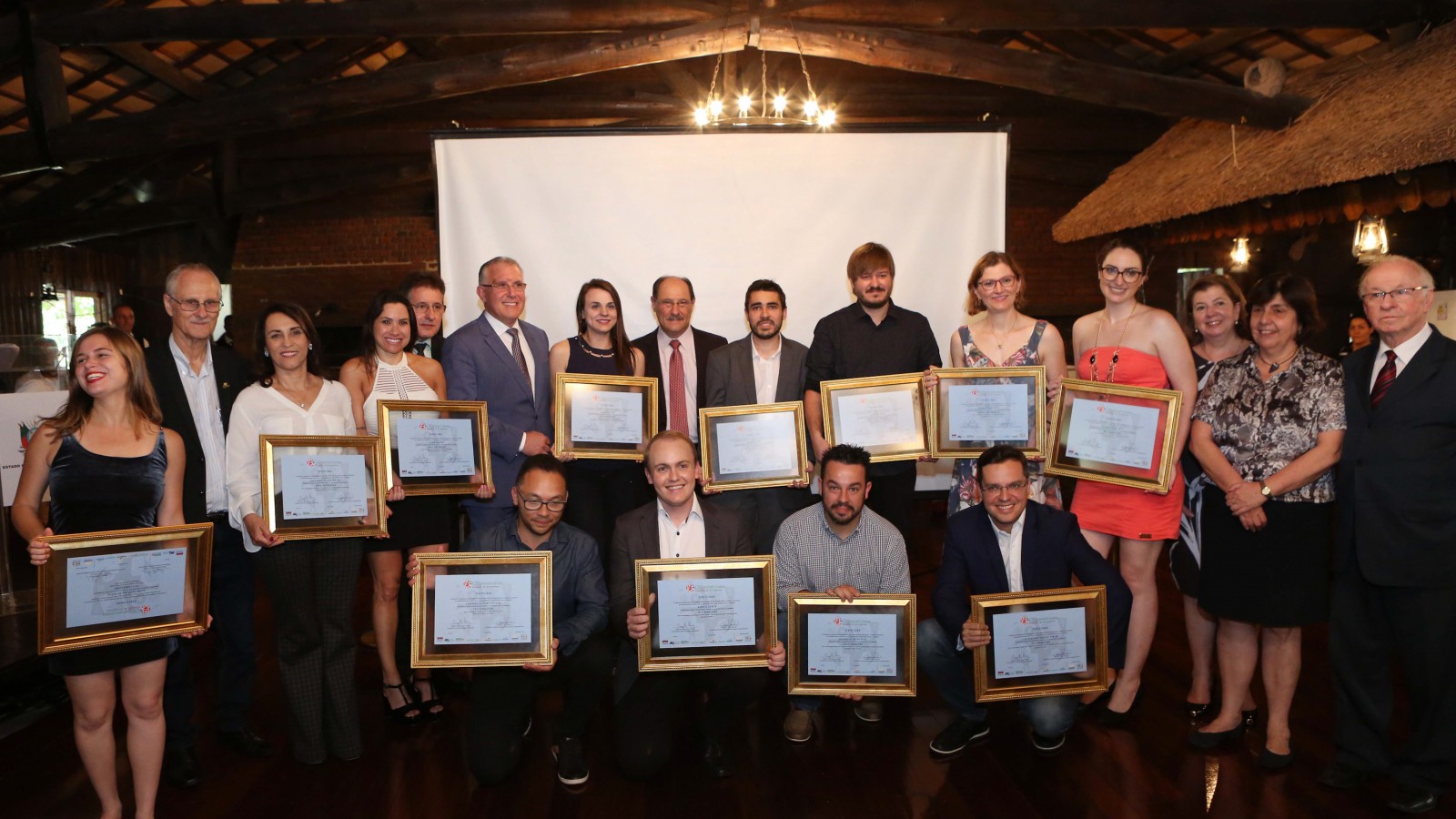 Foto reúne todos os ganhadores do prêmio e autoridades. São cerca de 20 pessoas. Ao centro, o governador José Ivo Sartori e à direita os secretários Isara Marques, Maria Helena Sartori e Odacir Klein. À esquerda, autoridades do segmento.