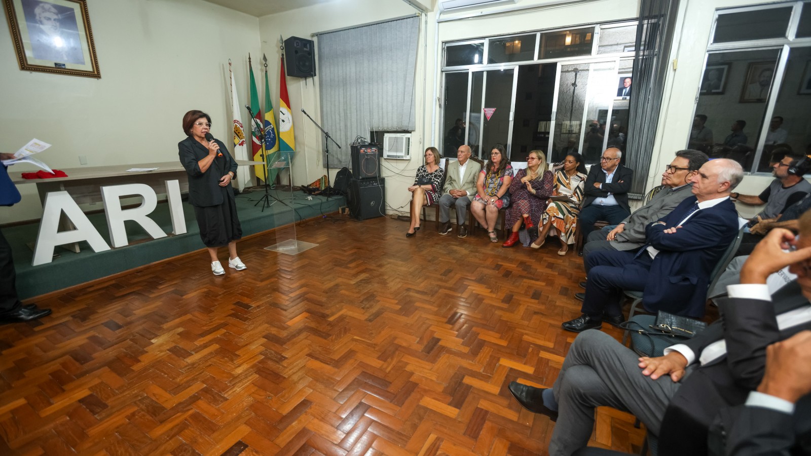 Secretária Tânia Moreira fala para a plateia no Salão Nobre da ARI