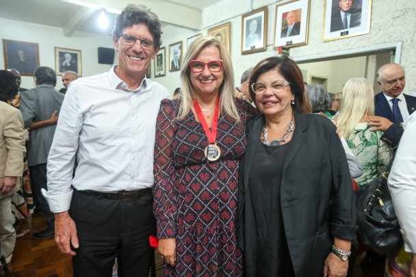 Hilda Haubert com a secretária de Comunicação, Tânia Moreira, e o diretor da TVE, Caio Klein