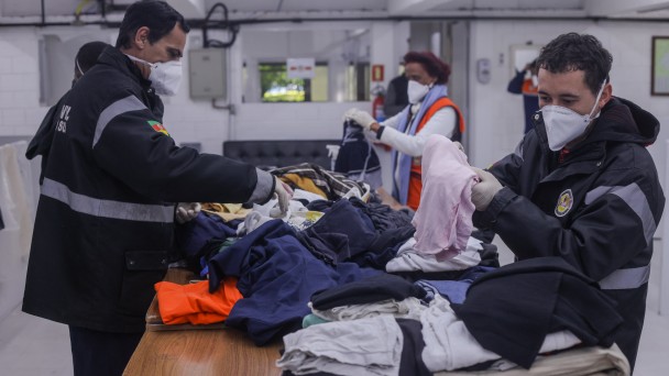 Equipe realizando a triagem de doações no Central de Doações da Defesa Civil no Centro Administrativo Fernando Ferrari