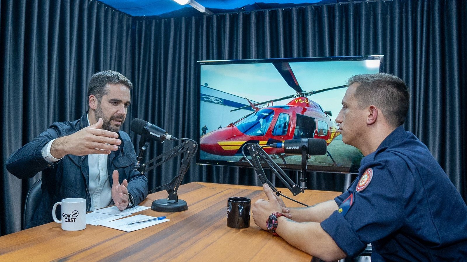 Governador Eduardo Leite conversa com o bombeiro militar na gravação do GovCast.