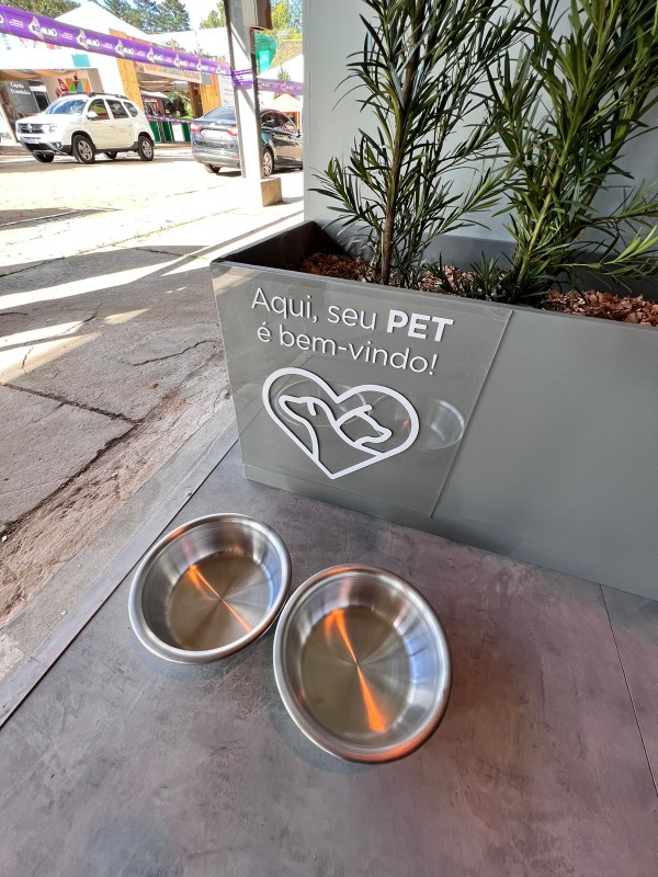 duas tigelas e o aviso de que aqui seu pet é bem-vindo