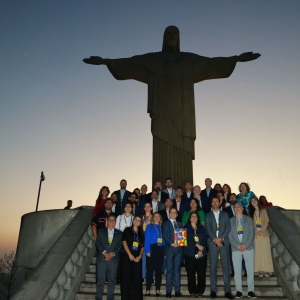 Equipe de secretários em frente ao Cristo Redentor