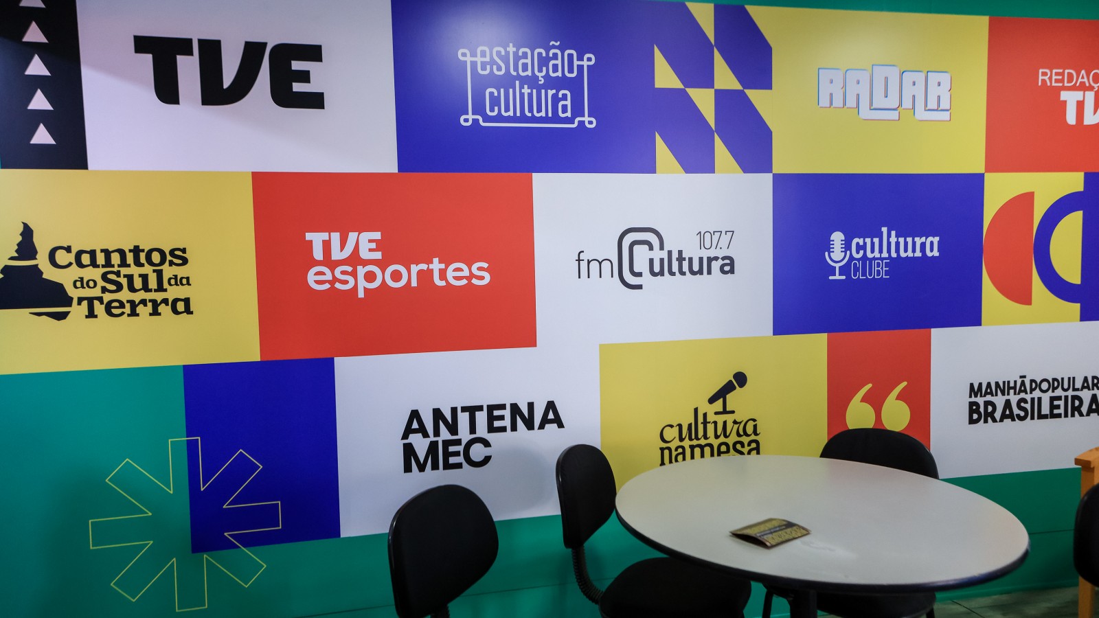 Cenário da programação especial da TVE e FM Cultura na Feira do Livro de Porto Alegre