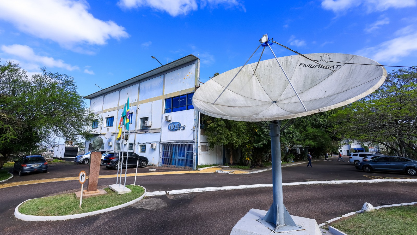 Imagem mostra a antena em frente ao prédio da TVE