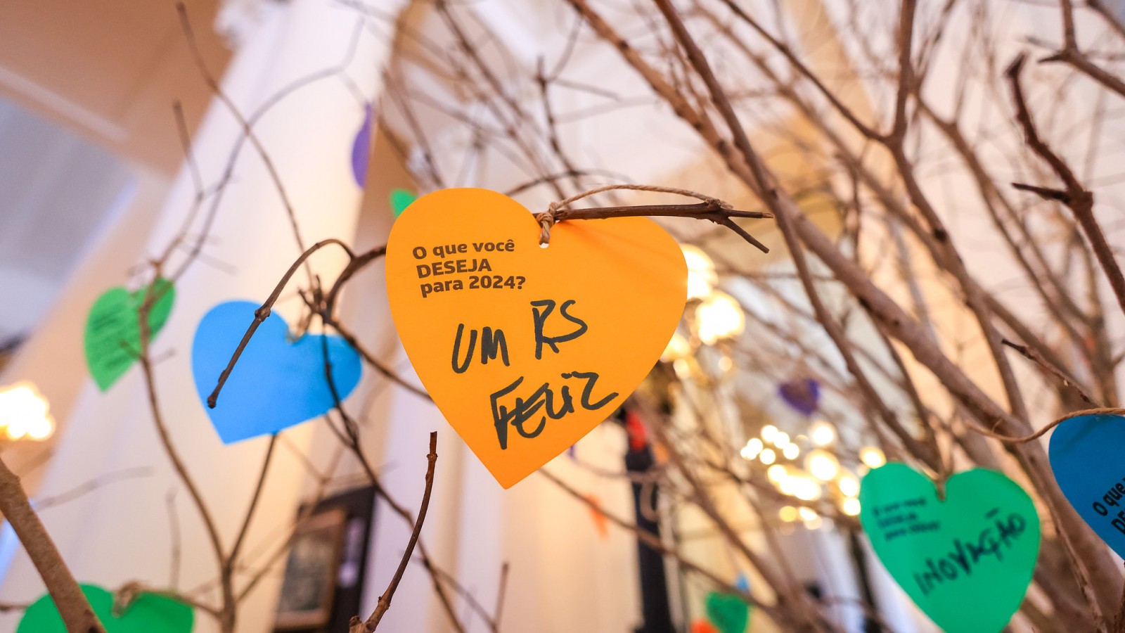 corações pendurados na árvore com mensagens escritas