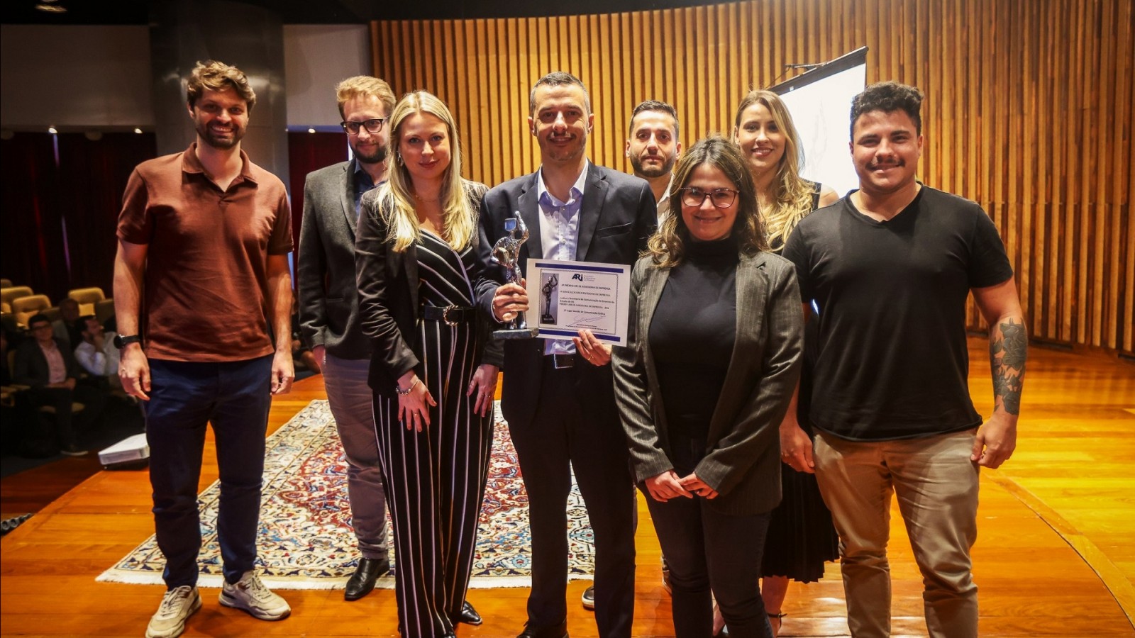 Equipe da Secom recebendo o prêmio ARI 2024.