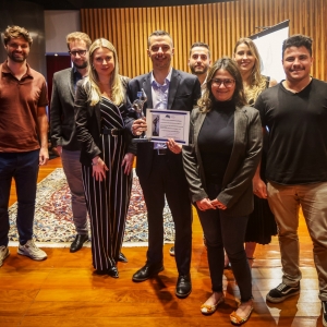 Equipe da Secom recebendo o prêmio ARI 2024.