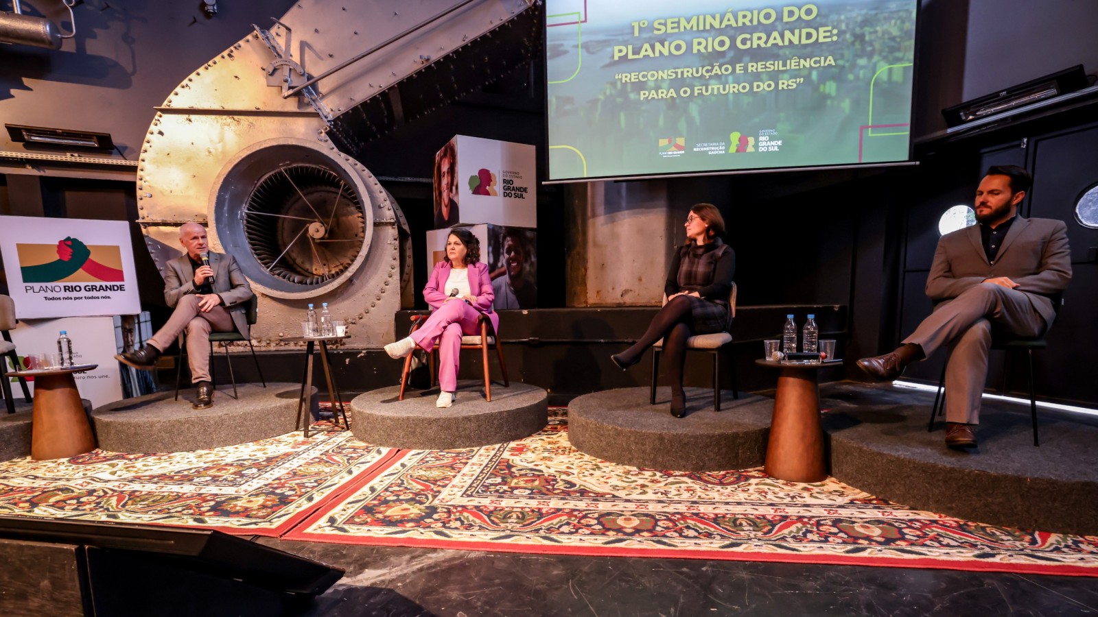 Painel sobre a comunicação durante as anchestes no Seminário do Plano Rio Grande