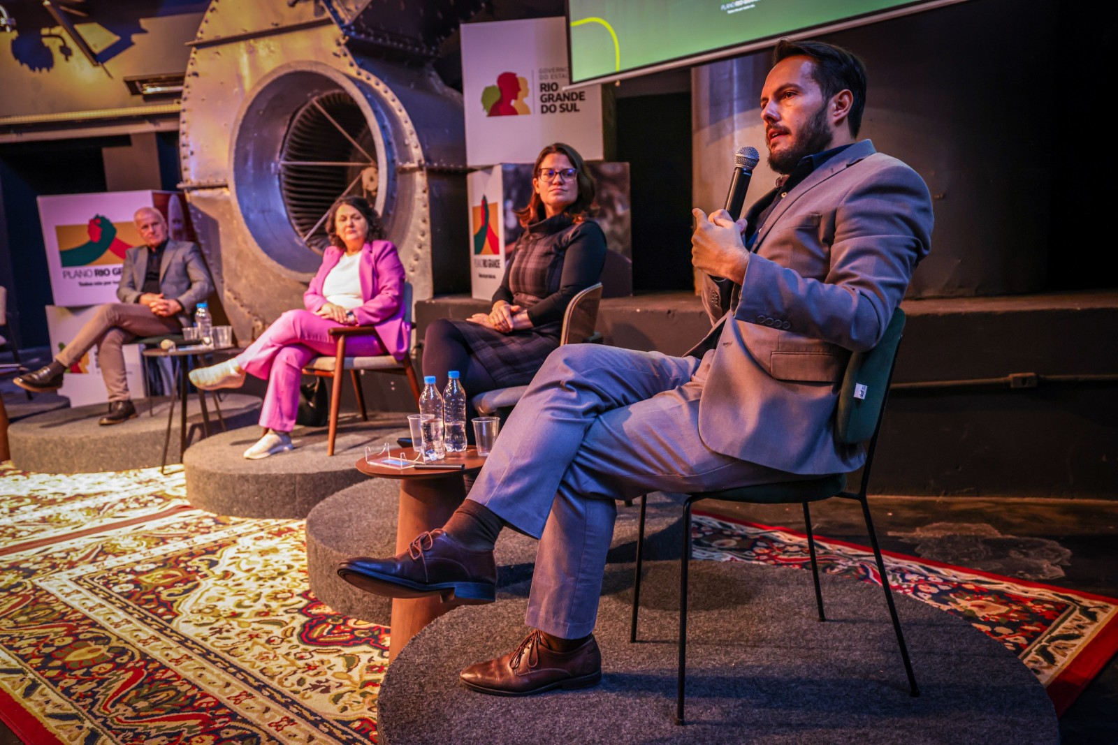 Painel sobre a comunicação durante as anchestes no Seminário do Plano Rio Grande